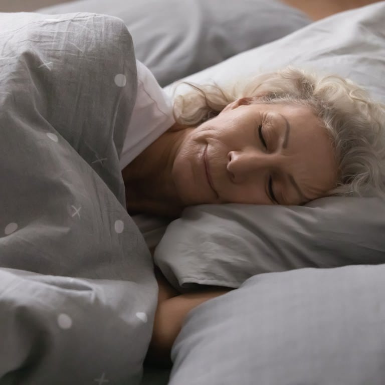 Guter Schlaf trotz Allergie: Frau schläft im Bett (Foto: Colourbox)