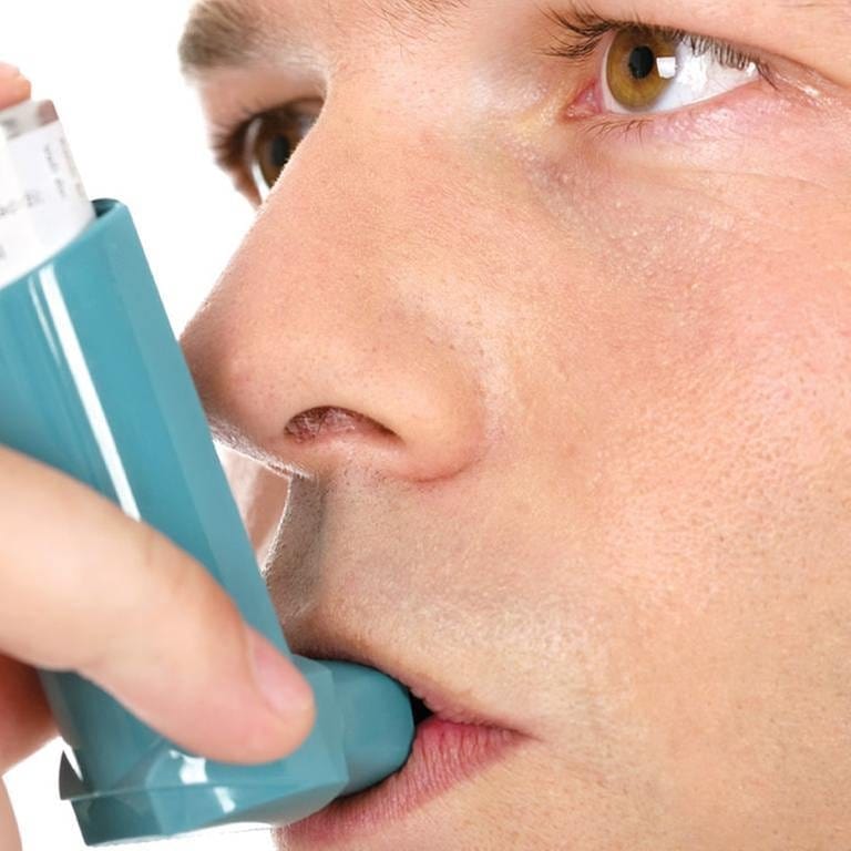 Close up look of a man with pump in his mouth, against asthma (Foto: Colourbox, Model Foto: Colourbox.de -)