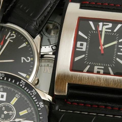 Armbanduhren liegen  auf einem Haufen (Foto: Getty Images, Thinkstock -)