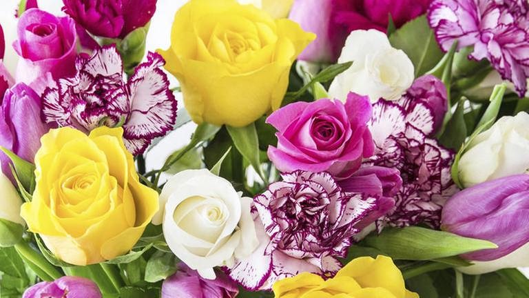 Bunter Blumenstrauß - bestehend aus Rosen, Tulpen und Nelken. (Foto: Getty Images, Thinkstock -)