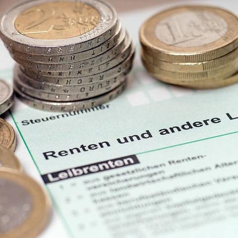 Auf einem Steuerformular liegen Euroscheine (Foto: Getty Images, Thinkstock -)