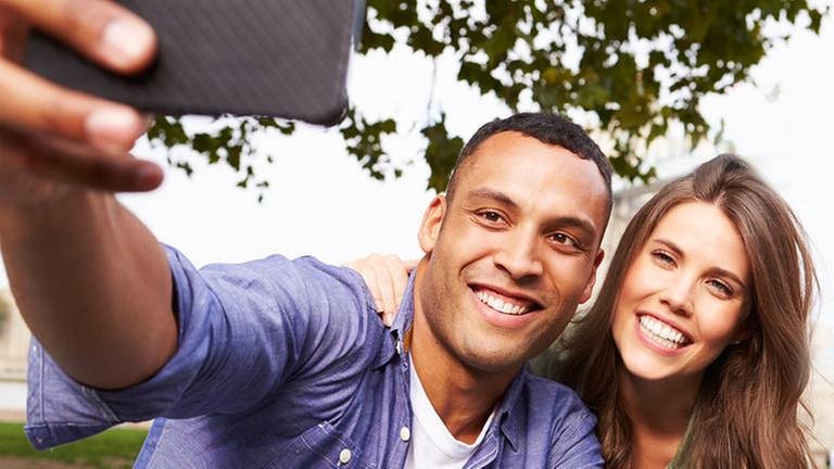 Ein Mann und eine Frau machen ein Selfie (Foto: Getty Images, Thinkstock -)