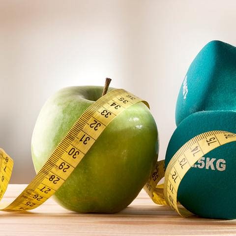 Ein Apfel neben zwei Gewichten und einer Wasserflasche, davor ein Maßband. (Foto: Getty Images, Thinkstock - Davizro)
