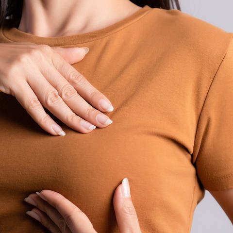 Die Brust selbst untersuchen ist wichtig (Foto: Getty Images, spukkato)