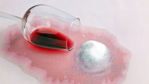 Flecken: Umgekipptes Rotwein Glas und Salz (Foto: Colourbox, Erwin Wodicka)