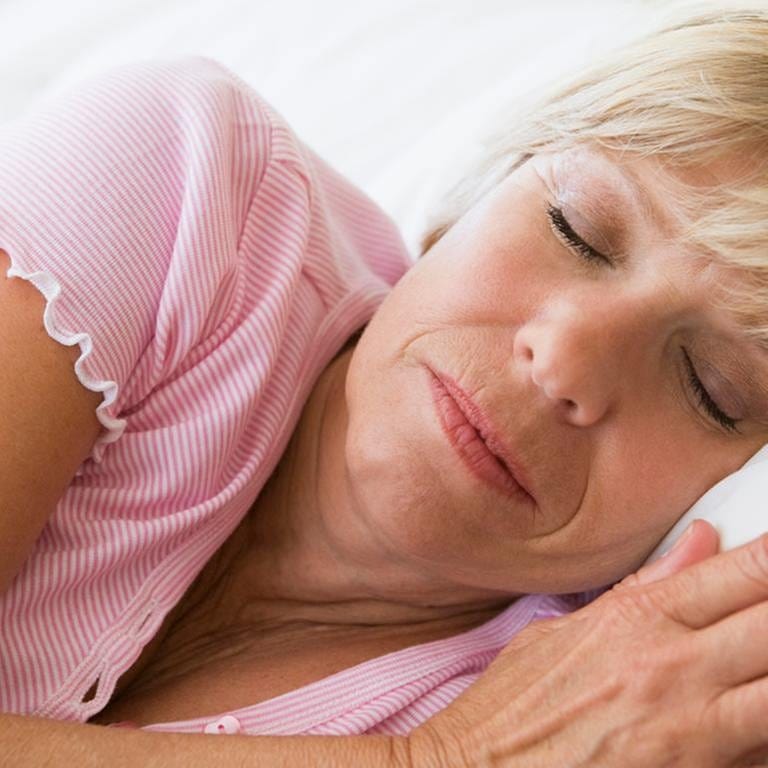 Ältere Frau liegt im Bett und schläft (Foto: Getty Images, Thinkstock -)