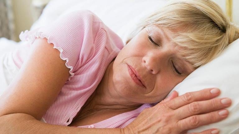 Ältere Frau liegt im Bett und schläft (Foto: Getty Images, Thinkstock -)