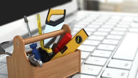 Ein Werkzeugkasten steht auf einem Notebook (Foto: Getty Images, Thinkstock -)