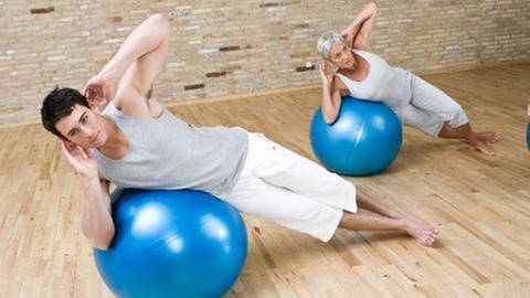 Mann und Frau machen eine Fitnessübung auf einem Ball (Foto: Colourbox, Foto: Colourbox.de - Martin Kierstein)