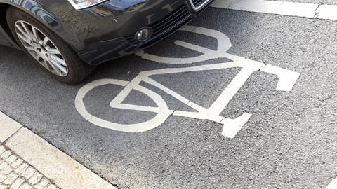 Ein Autofahrer hat seinem Pkw auf einem Fahrradweg abgestellt. (Foto: dpa Bildfunk, picture alliance/dpa)