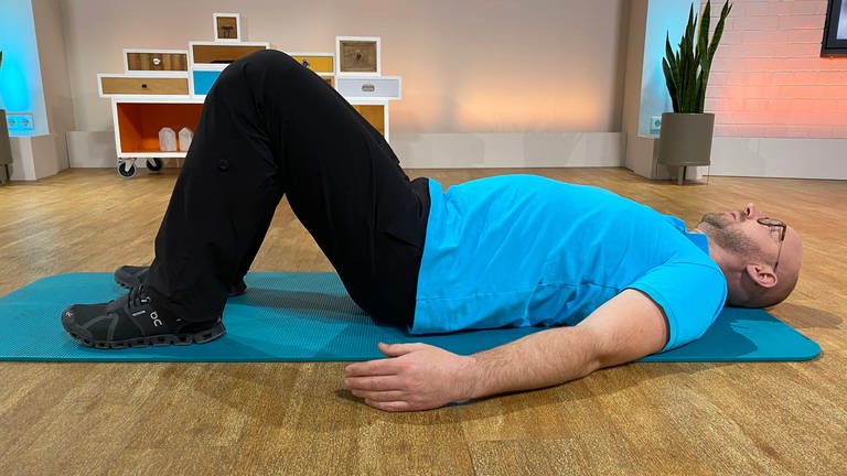 Kai Becker zeigt Übungen für einen gesunden Rücken. (Foto: SWR)