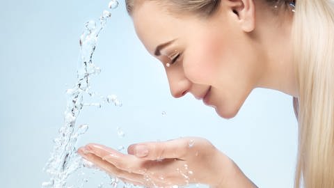 Frau wäscht sich das Gesicht (Foto: IMAGO, Bildnummer: 0099821857)