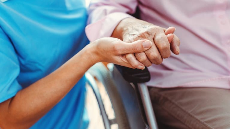 Verhinderungspflege: Frau hält die Hand einer älteren Frau (Foto: Colourbox, Kzenon)