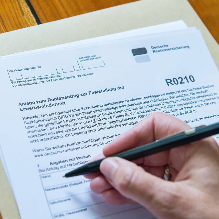 Erwerbsminderungsrente: Mann füllt Formular aus (Foto: IMAGO, Heike Lyding via www.imago-images.de)