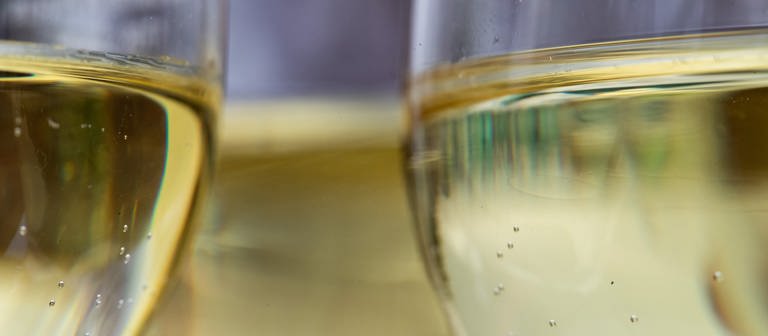 Zwei Gläser mit Weiswein (Foto: dpa Bildfunk, picture alliance/dpa)