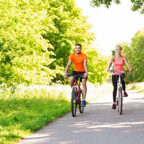 Ein Mann und eine Frau fahren Fahrrad (Foto: Colourbox)