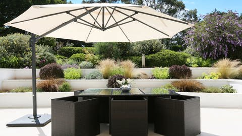 Terrasse mit modernen Gartenmöbeln und Sonnenschirm (Foto: Getty Images, istock photo)