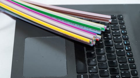 Glasfaserkabel und Laptop für schnelles Internet (Foto: Colourbox, Alfred Hofer)