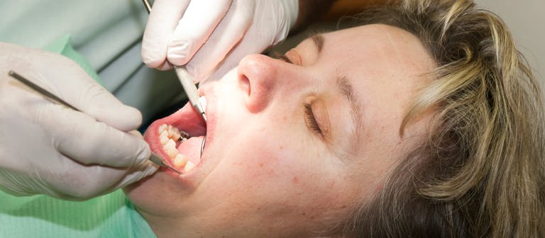 Zahnarzt bei Routineuntersuchung (Foto: Colourbox)