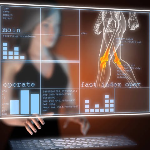 Osteoropose: Skelett und Frau am Bildschirm (Foto: IMAGO, IMAGO/videodoctor)