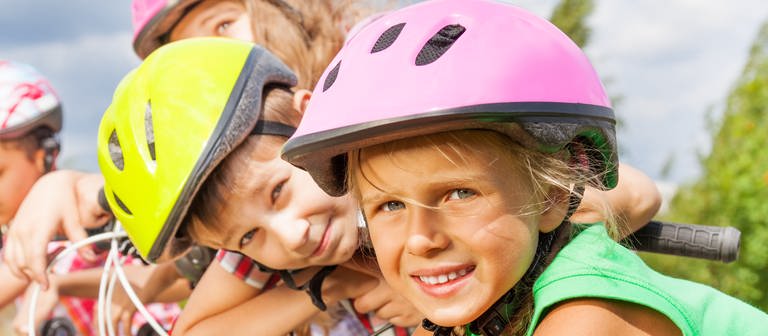 Kinder mit Fahrradhelm (Foto: Colourbox)