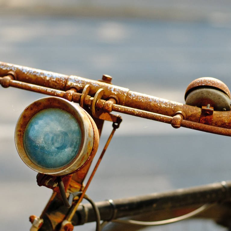 Rostiges Fahrrad mit Lampe (Foto: IMAGO, imago stock&people)