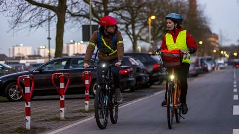 Radfahrer mit gut sichtbarer Schutzkleidung (Foto: IMAGO, imago stock&people)