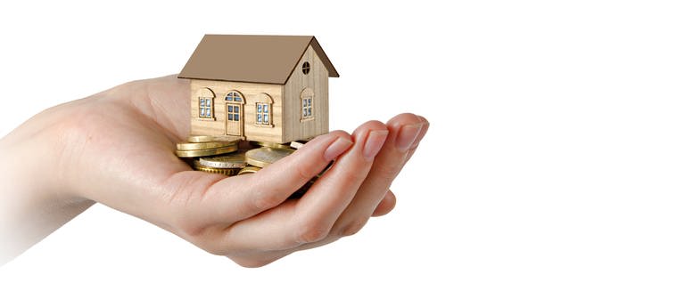 Hand mit Haus-Modell und Geld (Foto: Colourbox)