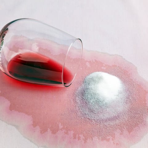 Umgekipptes Rotwein-Glas: Flecken mit Salz bekämpfen (Foto: Colourbox, Erwin Wodicka)