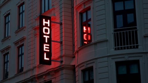 Hotelschild Urlaub selbst buchen (Foto: Colourbox)