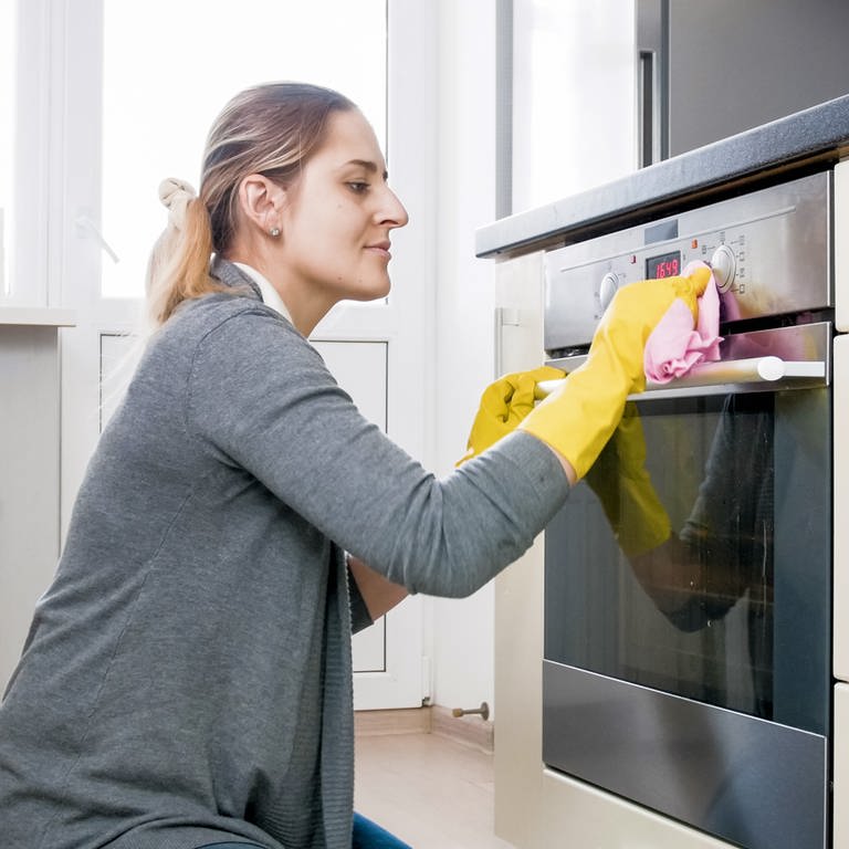 Umweltfreundlich reinigen: Frau putzt Backofen (Foto: Colourbox)