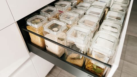 Küchenschublade mit Dosen (Foto: istock)