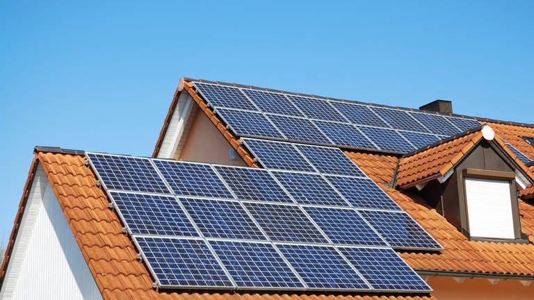 Photovoltaik: Solarpanel auf dem Dach (Foto: Colourbox)