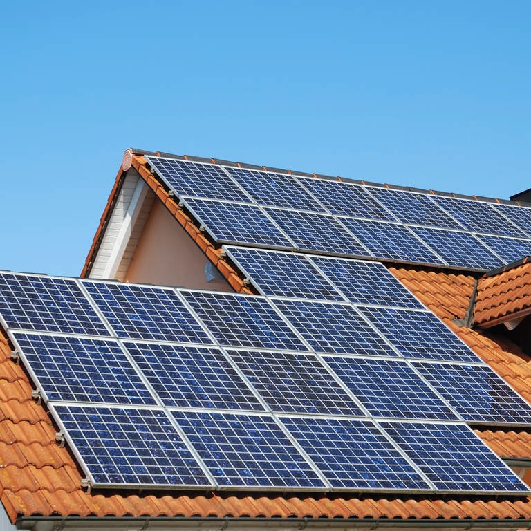 Photovoltaik: Solarpanel auf dem Dach (Foto: Colourbox)