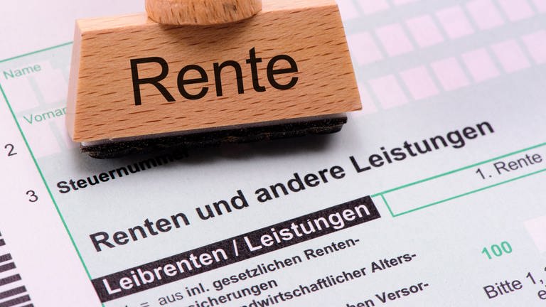 Stempel mit Aufschrift Rente und Rentenformulare (Foto: Colourbox, Wolfgang Filser)
