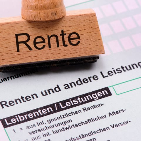 Stempel mit Aufschrift Rente und Rentenformulare (Foto: Colourbox, Wolfgang Filser)