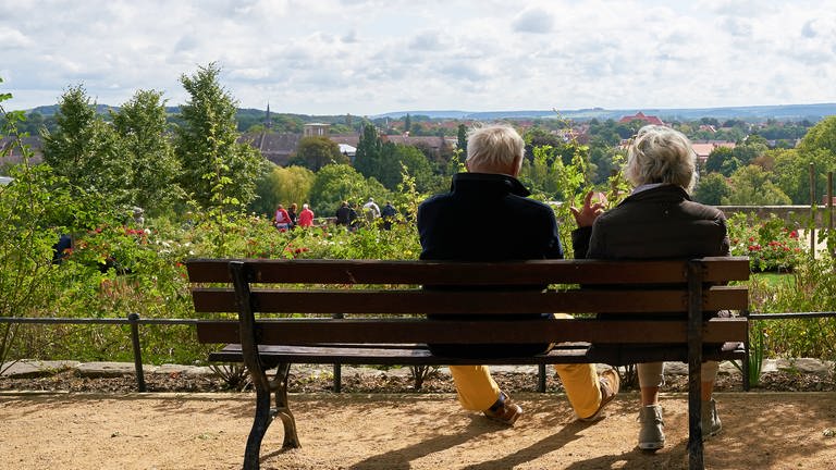 Rente genießen: Ein älteres Paar sitzt auf einer Parkbank (Foto: Colourbox)