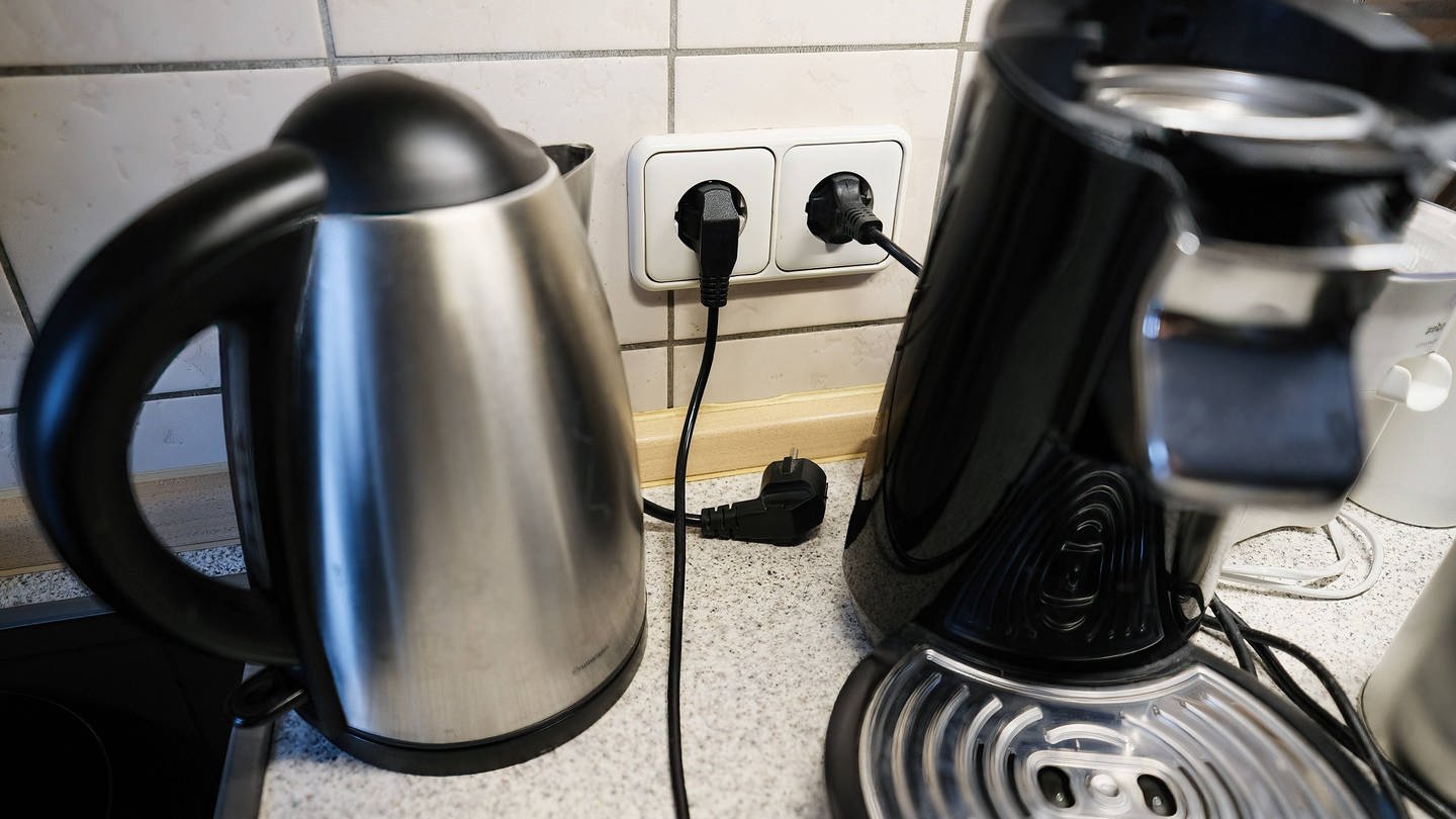 Wasserkocher und Kaffeemaschine (Foto: IMAGO, IMAGO/Michael Gstettenbauer)