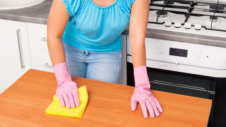 Frau putzt die Spüele für Hygiene in der Küche (Foto: Colourbox)