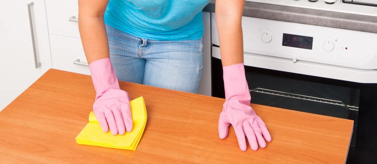 Frau putzt die Spüele für Hygiene in der Küche (Foto: Colourbox)