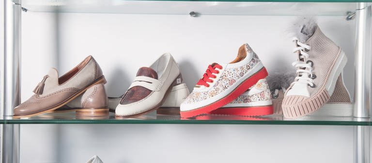 verschiedene Schuhe im Regal (Foto: Colourbox)