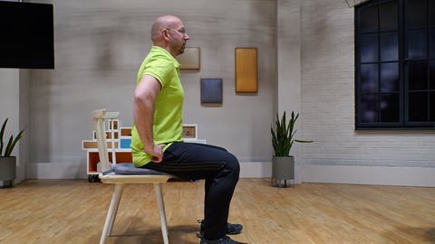 Kai Becker auf Stuhl: Rücken stärken (Foto: SWR)