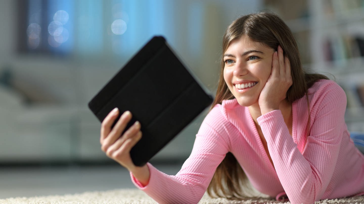 Frau hält Tablet - Online Bücher ausleihen (Foto: IMAGO, AntonioGuillem via imago-images.)