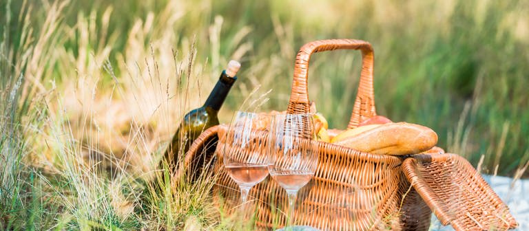 Tipp für ein entspanntes Picknick Korb mit Flasche und Gläsern (Foto: Colourbox)