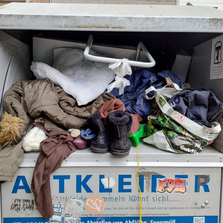 Altkleider im Container  Sammlung  Spende (Foto: IMAGO, IMAGO/Michael Gstettenbauer)