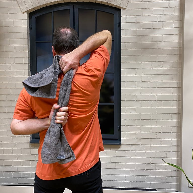 Fitness-Übung für Kopf und Nacken: Schulter mobilisieren (Foto: SWR)