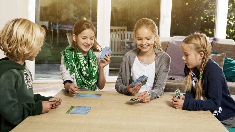 Kinder spielen Karten (Foto: IMAGO, imago stock&people)