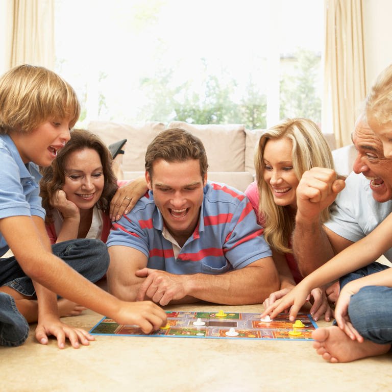 Familie spielt ein Brettspiel (Foto: IMAGO, Bildnummer: 0100867812)