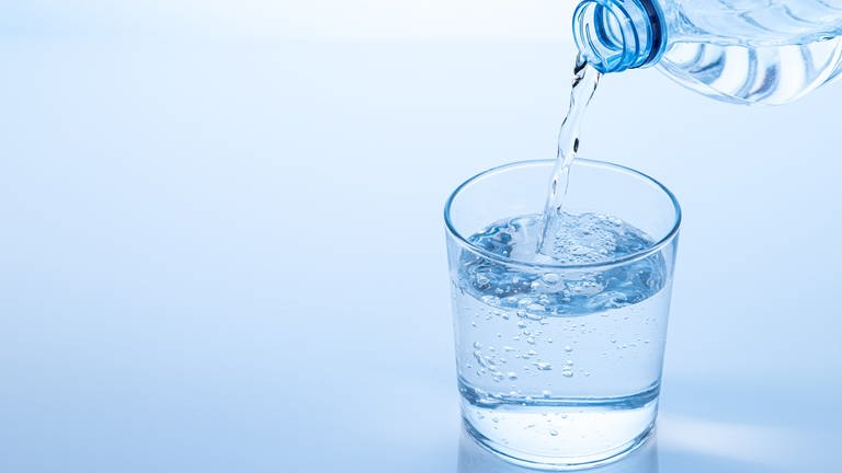 Wasser aus Flasche fließt ins Glas - besser als aus dem Hahn? (Foto: Colourbox, MIGUELTAMAYOFOTOGRAFIA)