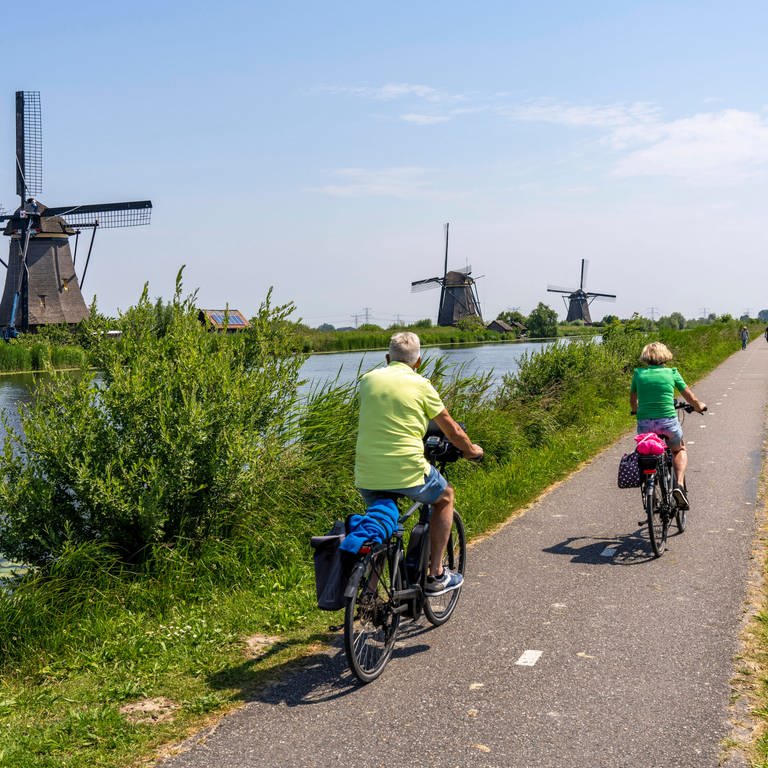 Radtour am Kanal mit Windmühle - Notfallpaket fürs Fahrrad darf nicht fehlen (Foto: IMAGO,  IMAGO/Jochen Tack)
